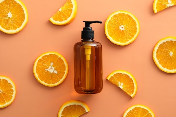 Untuk jerawat disertai bekas noda hitam: Cari sabun muka dengan tambahan brightening agent