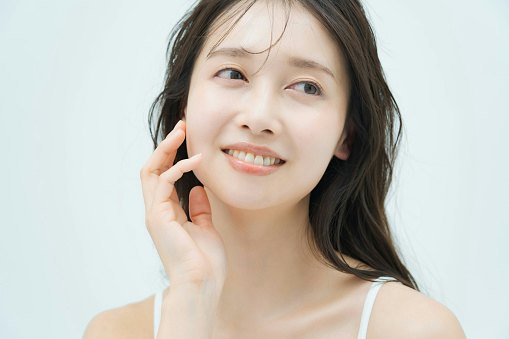 Untuk permasalahan kulit yang sangat kering, cari cleansing water yang dilengkapi pelembap humektan seperti glycerin atau hyaluronic acid