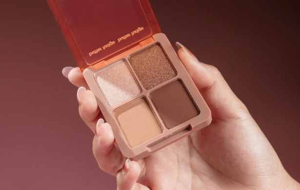 Untuk riasan formal atau natural, gunakan eyeshadow dengan warna nude, cokelat muda, peach, atau soft pink