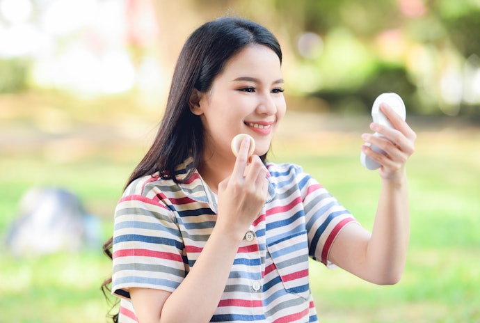 Akan lebih baik lagi bila bedak menunjukkan angka SPF-nya; Bila Anda sering berada di luar ruangan, pilih bedak dengan minimal SPF 30