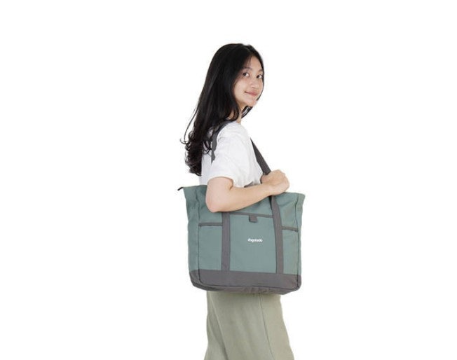 Tas pundak: Berikan look yang simpel dan trendi