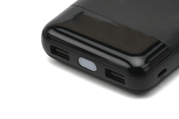 Untuk penerangan di malam hari, pastikan power bank punya fitur flashlight atau senter