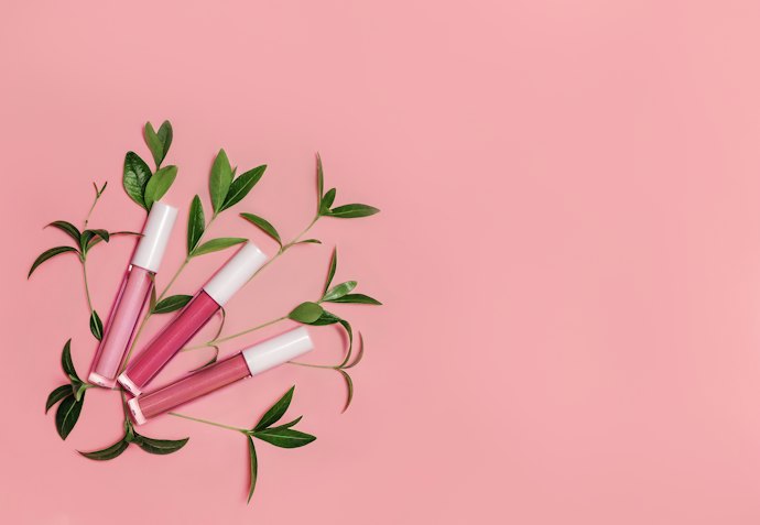 Cream-based lip tint, menawarkan pigmentasi warna yang lebih kuat
