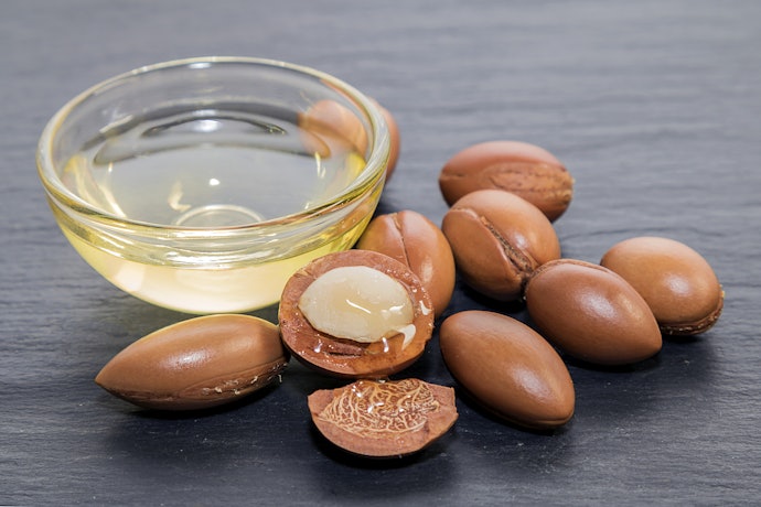 Jika Anda menginginkan pelembap alami, pilih masker rambut yang diberi tambahan argan oil atau minyak kedelai