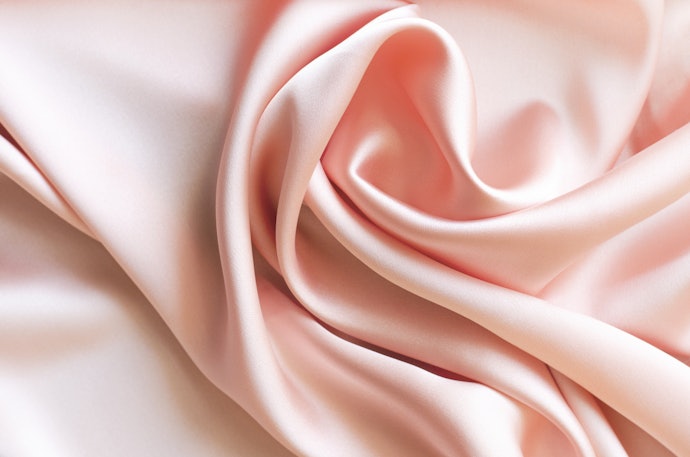 Satin dan sutra (silk), kain tenun yang lembut dan mengilap