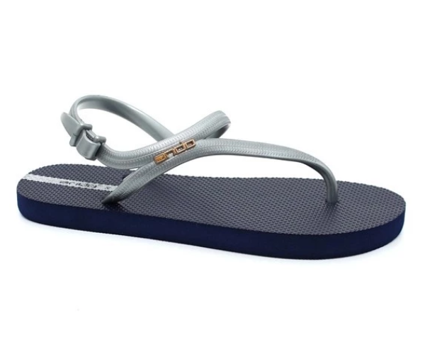 Ando: Modelnya lebih bervariasi, mulai dari sandal jepit flat, wedges, hingga back straps