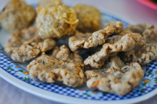 Pempek kulit, tetap nikmat meski berwarna agak gelap