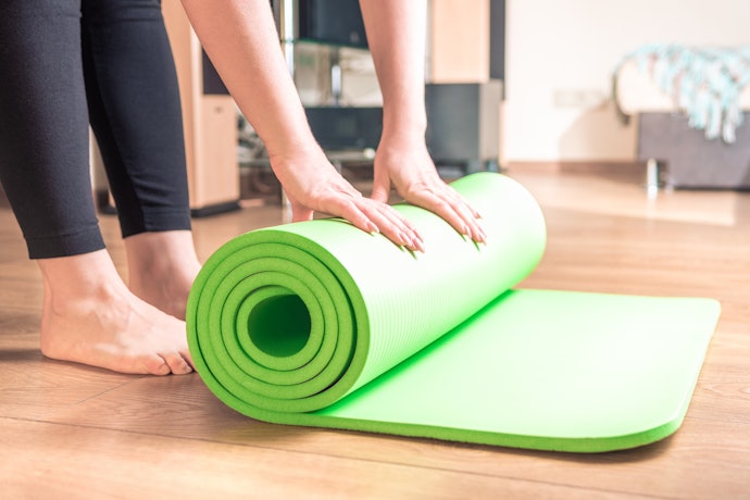 Namun bila Anda memiliki cedera lutut, pilih matras yoga dengan ketebalan 8 atau 10 mm