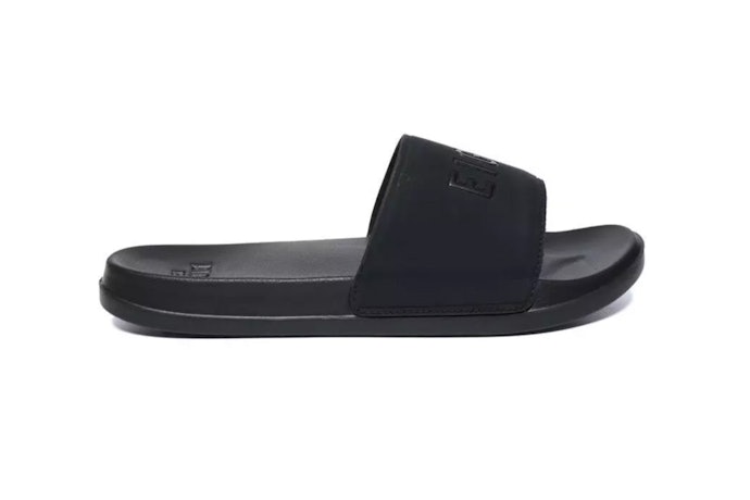 Tipe slip-ons: Mudah untuk dilepas dan dipakai
