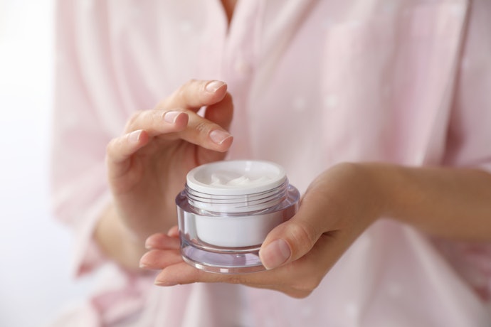 Cari yang mengandung bahan anti-aging seperti retinol