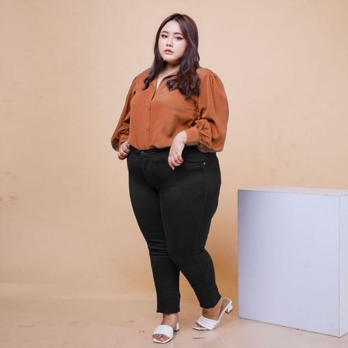 Blouse atau kemeja, cocok untuk acara semiformal hingga formal