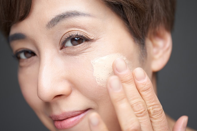 Dewy atau glow finish: Memberikan hasil yang glowing dan cerah pada wajah