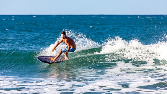 Funboard: Stabil seperti longboard, tetapi lebih mudah untuk bermanuver