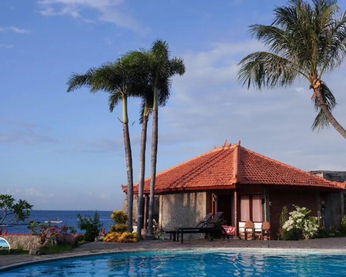Watu Dodol Hotel & Restaurant: Akses jalan mudah dan kamarnya menghadap ke Selat Bali