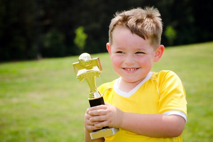 Piala kecil, untuk para peserta acara dan harganya terjangkau