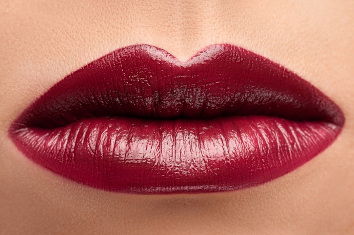Warna dark red, untuk Anda yang memiliki skin tone sawo matang