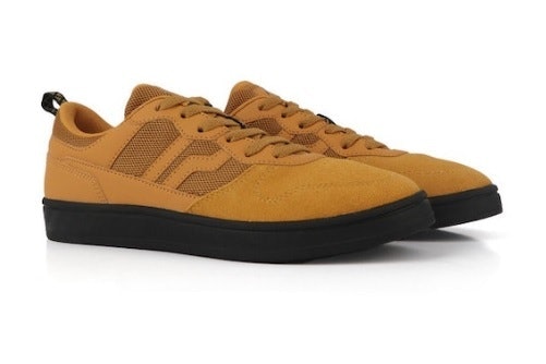 Suede, tampilannya elegan dan membuat pemakainya lebih fashionable