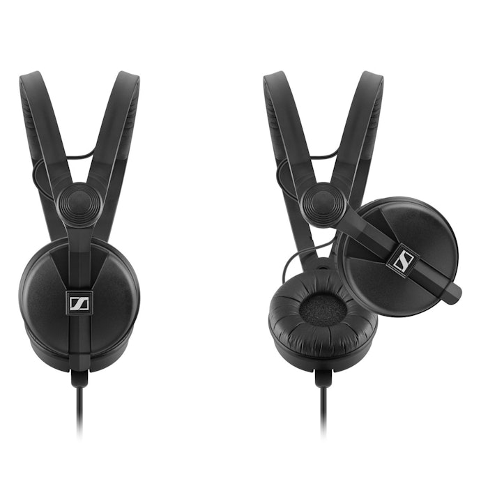 Untuk di rumah, pilih DJ headphone seperti HD 201, HD 202, dan HD 206