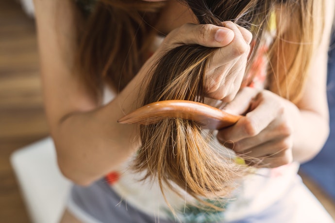 Untuk rambut yang bercabang dan patah, pertimbangkan shampo dengan tambahan hydrolyzed protein dan asam amino