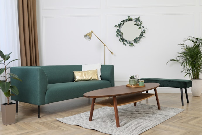 Untuk ruang tamu, pilih meja yang sejajar dengan sofa