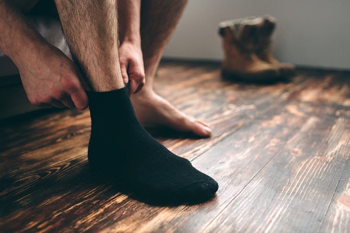 Quarter atau low crew, serasi dipasangkan dengan sepatu boots atau pantofel