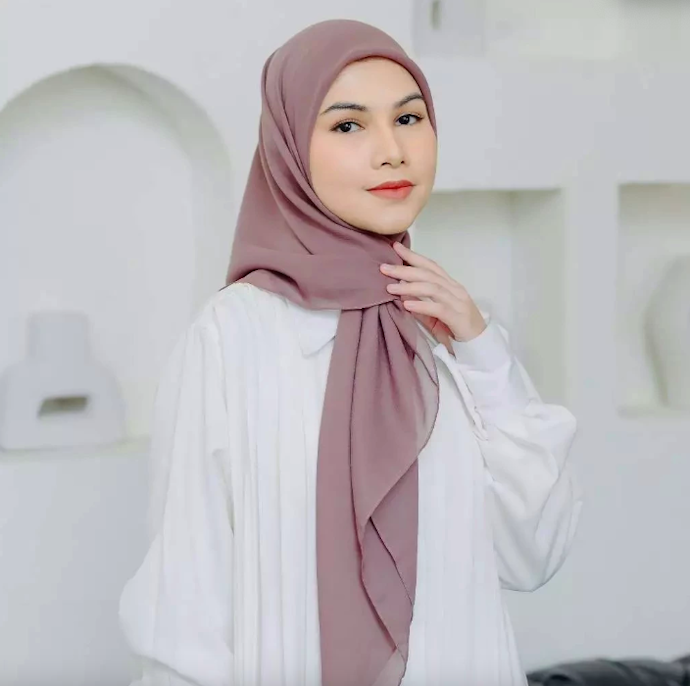 Lozy Hijab: Hadir dengan bahan polycotton yang ringan, adem, dan tidak mudah kusut