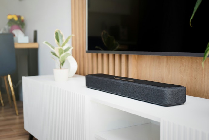 Untuk menonton film: Pilih soundbar dengan fitur surround sound atau Dolby Audio