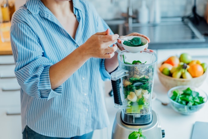 Untuk 4-5 orang, pilih kapasitas 1-1,5 L atau jenis blender countertop/full size