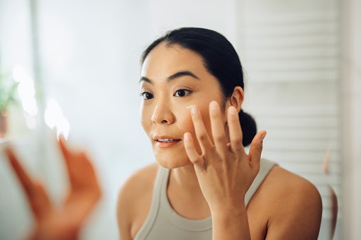 Bagi tipe kulit normal, Anda bisa pilih concealer stick, cream, atau liquid sesuai dengan selera Anda