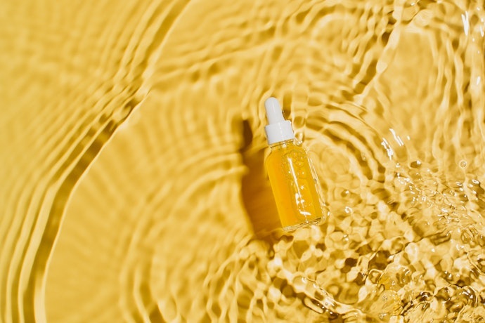Untuk kulit kusam: Gunakan serum dengan exfoliating agent seperti AHA, BHA, atau PHA
