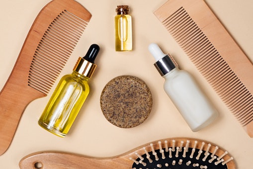 Namun, jika kulit kepala terasa kering, sebagai alternatif, cari shampo yang kaya plant oil atau bahan bersifat emolien lainnya