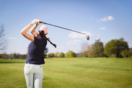 Golf, polo shirt dengan desain semiformal yang elegan