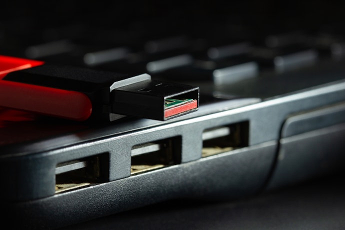 Pastikan ada port USB 3.2 Gen 2x2 atau yang lebih canggih agar transfer data lebih cepat