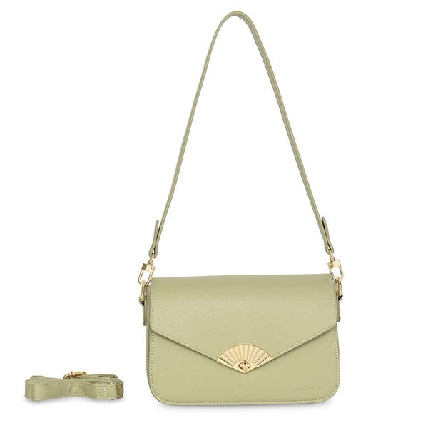 Sling bag: Untuk tampilan yang lebih kasual