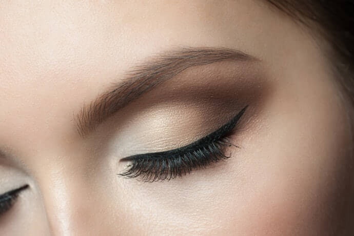 Single eyelids/monolids (kelopak mata tanpa lipatan): Bulu mata palsu yang menambah lebar mata