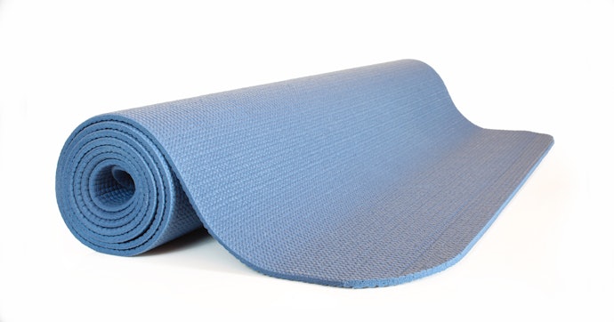 Bagi Anda yang rutin beryoga, utamakan matras yoga berbahan rubber yang teruji antiselip