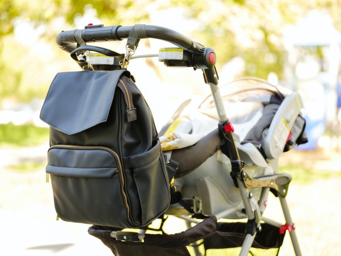 Model tas: Two way bag yang dilengkapi stroller straps membuat gerak lebih leluasa