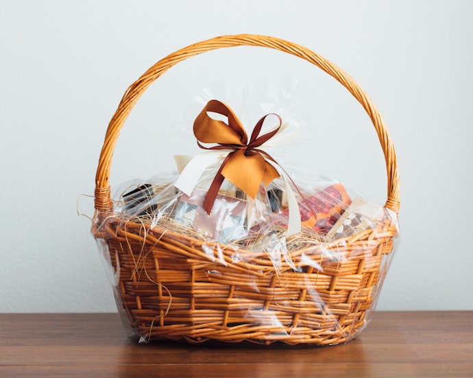 Untuk teman, pilih yang sesuai minatnya atau unik: bubuk kopi, makanan kekinian, atau DIY kit