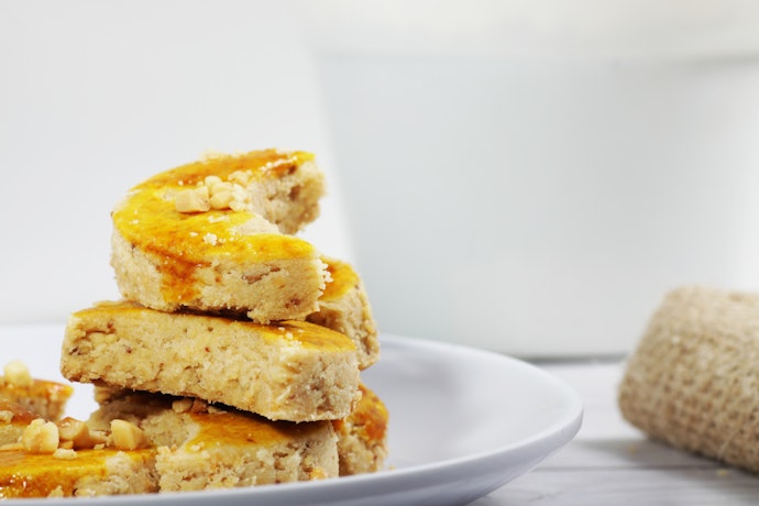 Kue kacang: Terbuat dari campuan kacang dengan rasa yang legit