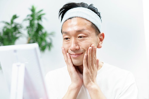Glycerin dan hyaluronic acid: Pelembap humektan untuk mengembalikan kelembapan yang hilang setelah mencuci wajah yang berminyak dan berjerawat