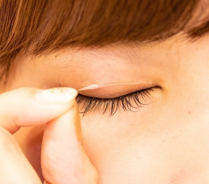 Eyelid tape yang mudah dilepas, cocok untuk pemilik kulit sensitif dan tipis