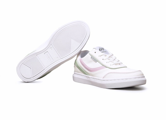 Artboard: Sneakers klasik dengan detail yang kekinian