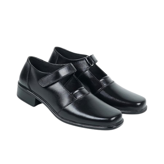 Sepatu pantofel merek Zeintin: Warna full hitamnya beri kesan rapi dan elegan