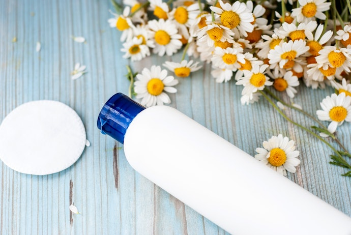 Chamomile atau calendula: Bersama Aloe vera akan makin menenangkan kulit